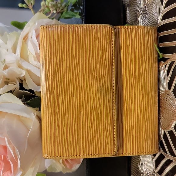 Authentic Louis Vuitton Epi short wallet - Picture 2 of 9